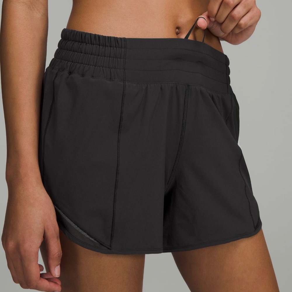 Black Lululemon Hotty Hot shorts 4”